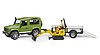 Land Rover Defender con remolque, microexcavadora JCB   y figura