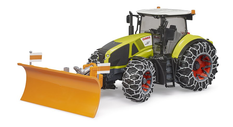 Claas Axion 950 con cadenas de nieve y pala quitanieves