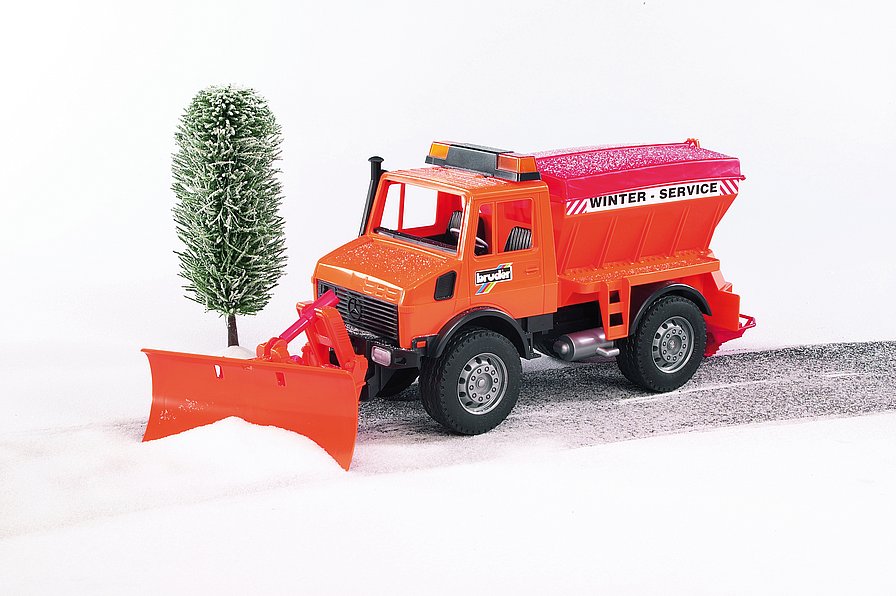 Bruder MB-Unimog winter service with snow plough 02572