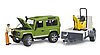 Land Rover Defender con remolque, microexcavadora JCB   y figura