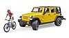 Jeep Wrangler avec vélo tout-terrain et cycliste