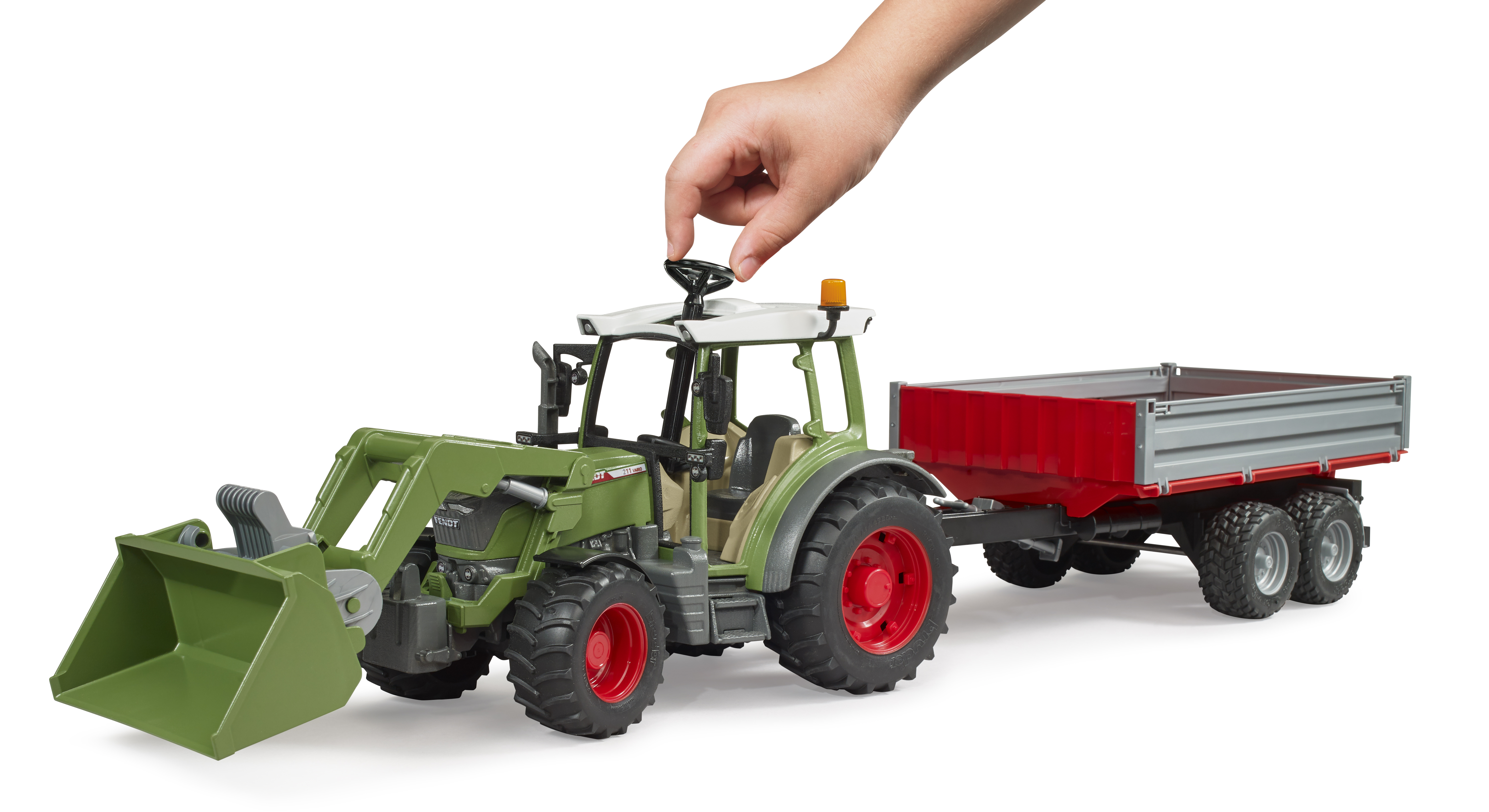 Fendt Vario 211 con cargador y remolque Fendt Vario 211 con cargador y remolque