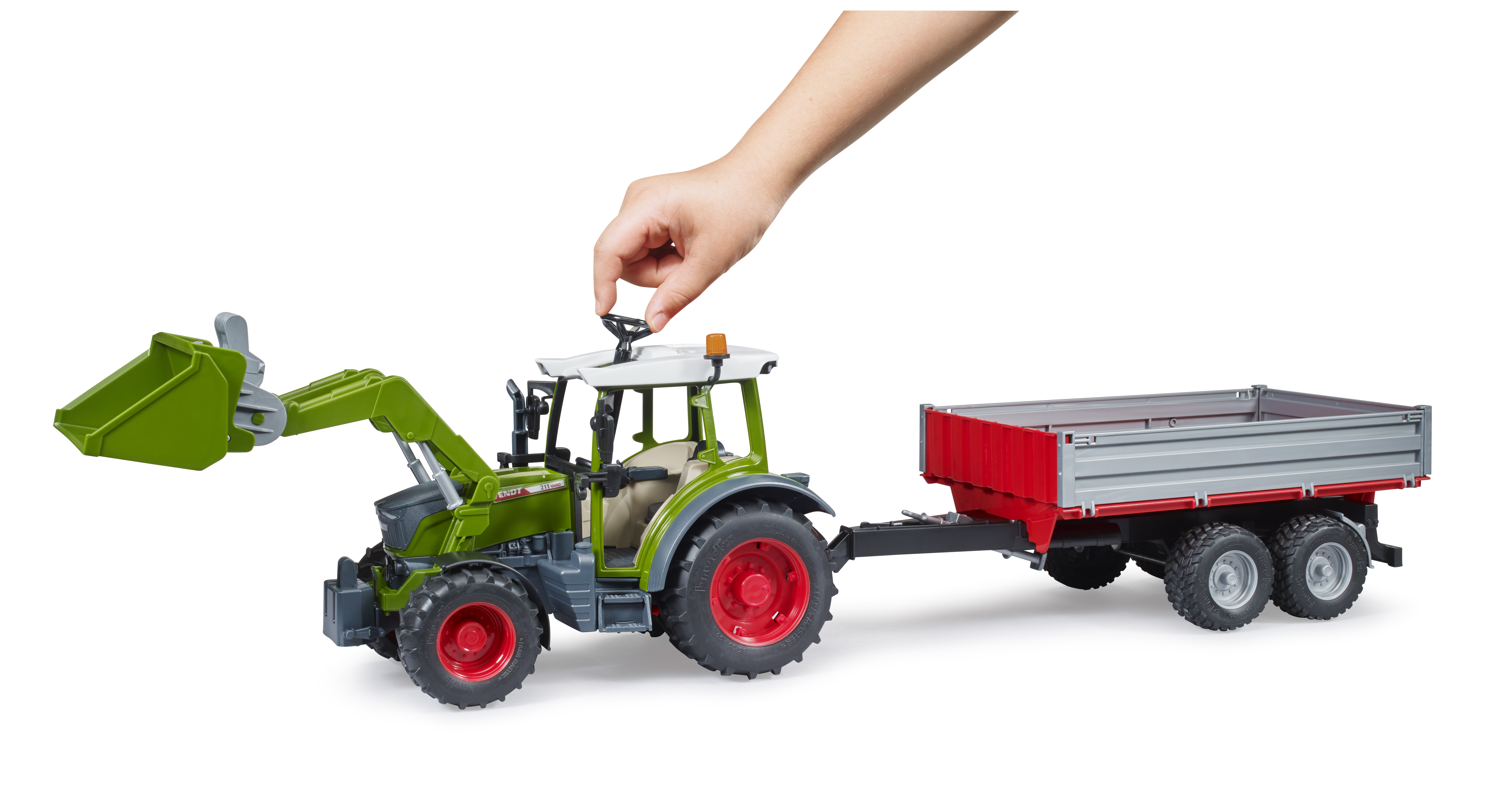 Fendt Vario 211 con cargador y remolque Fendt Vario 211 con cargador y remolque