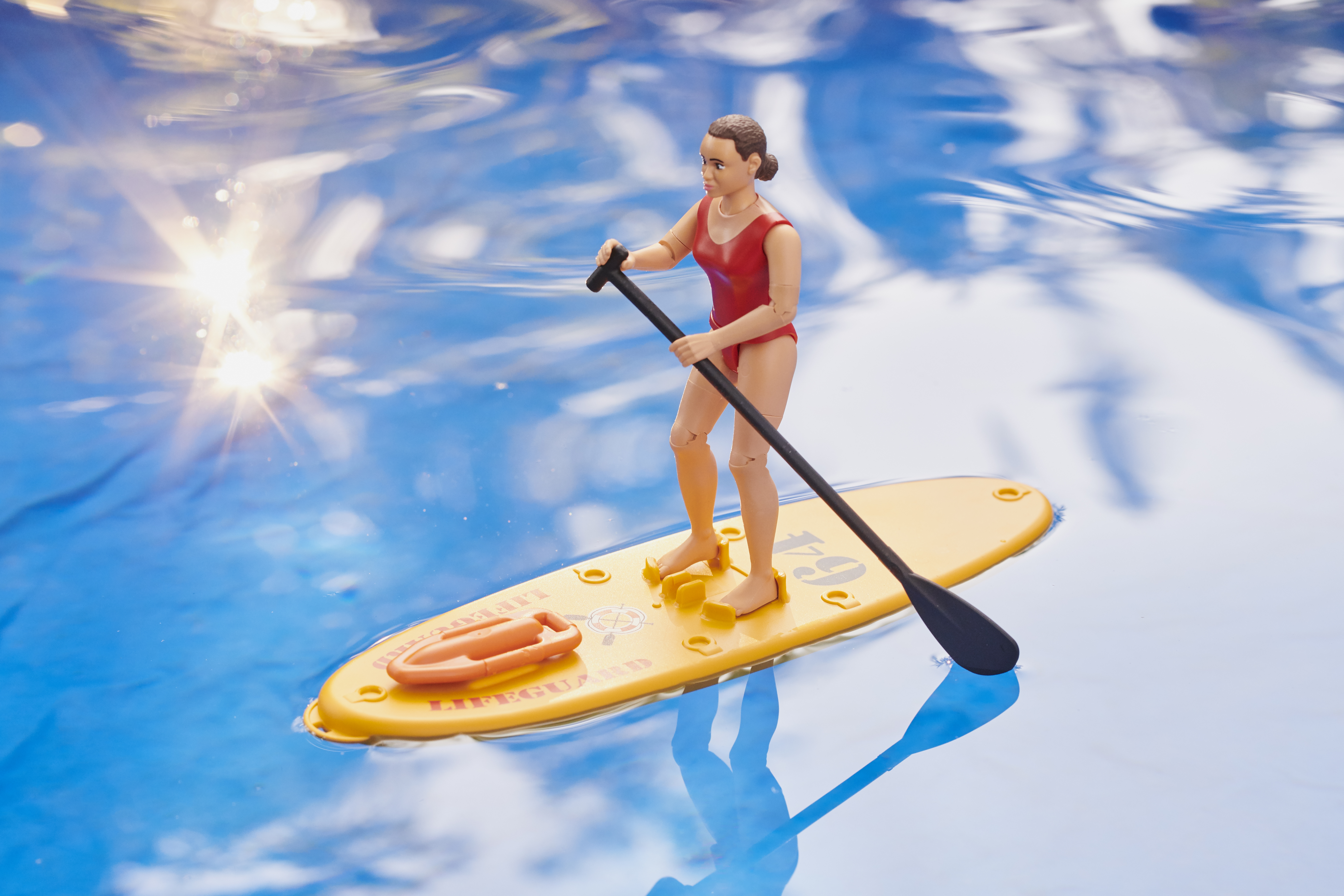 Socorrista bworld con tabla de paddle surf 