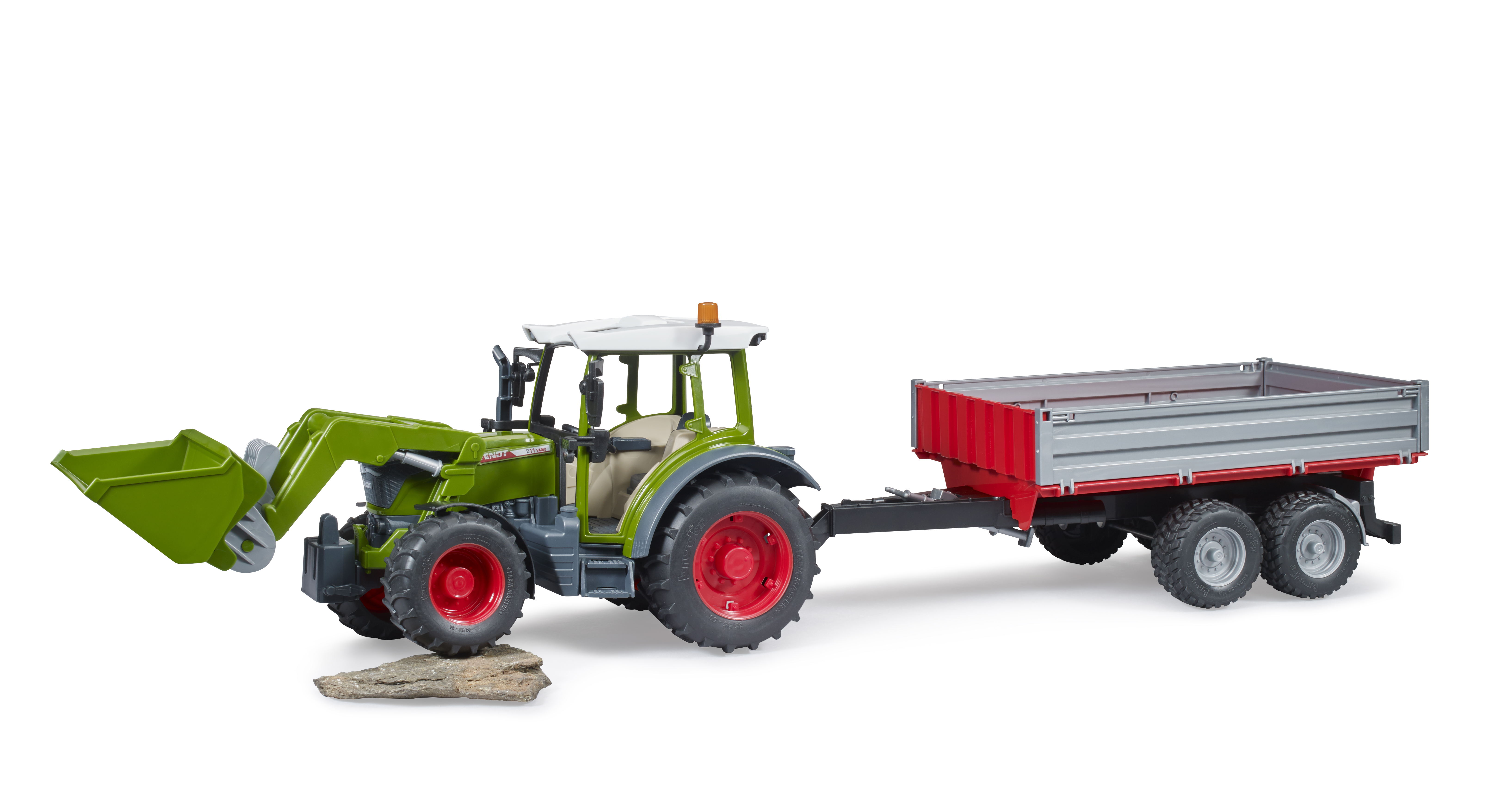Fendt Vario 211 con cargador y remolque Fendt Vario 211 con cargador y remolque
