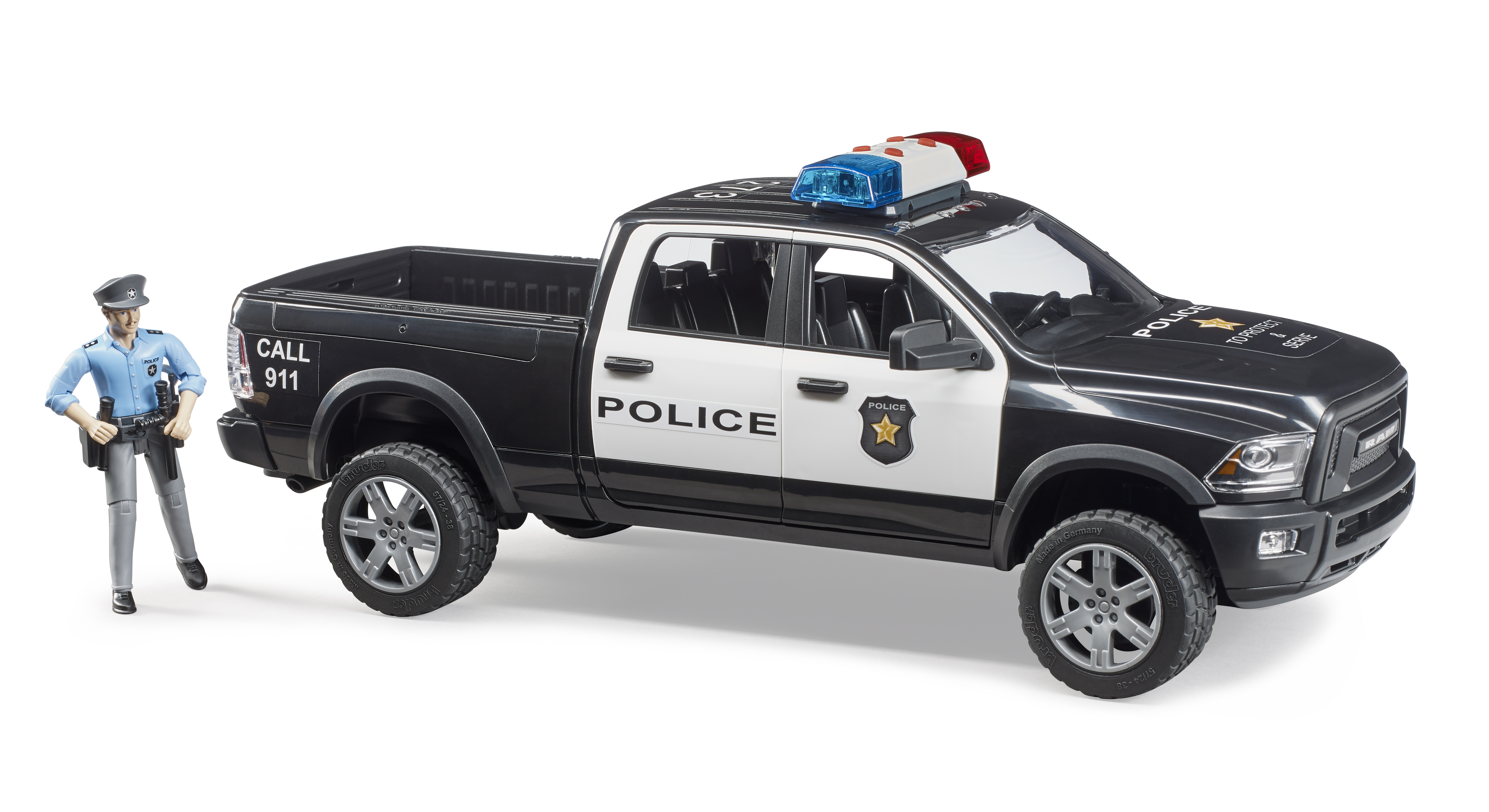 Camioneta policial RAM 2500 con policía