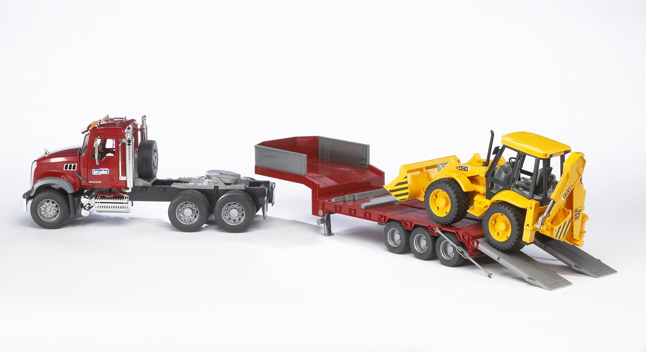 Camión MACK Granite con plataforma baja y JCB 4CX Camión MACK Granite con plataforma baja y JCB 4CX