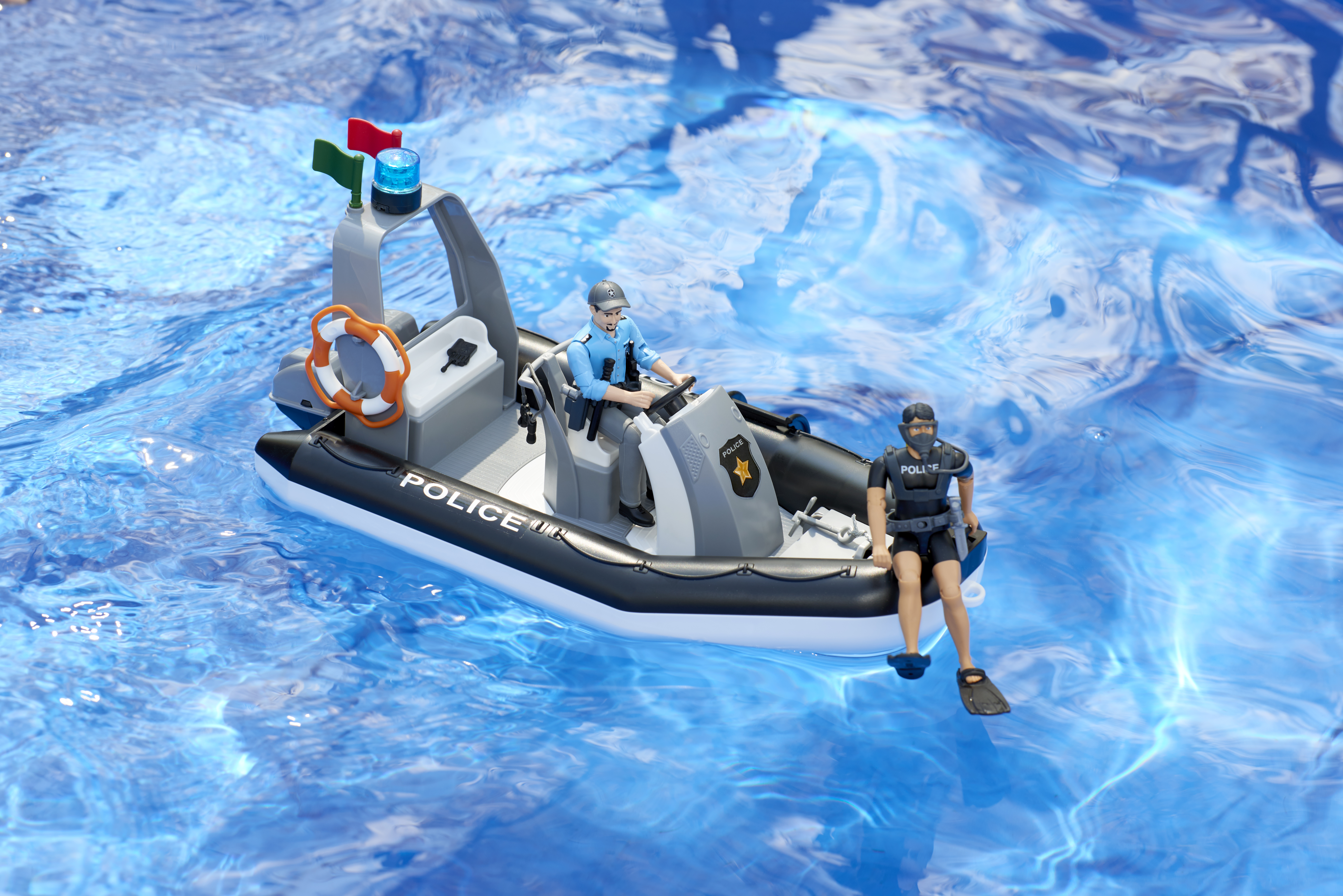 bworld Police boat with rotating beacon light, 2 figures and accessories bworld Police boat with rotating beacon light, 2 figures and accessories
